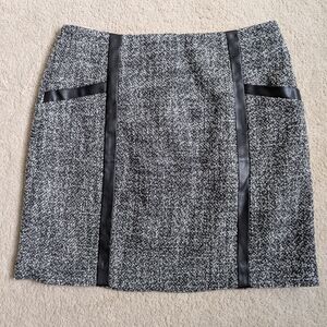 Banana Republic Black and White Lined Mini Skirt  Size 4